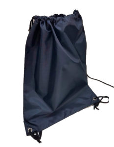 Sacca in plastica porta Gavette o indumenti. Si stringe attraverso due lacci presenti nella parte superiore. Dimensioni: 33 x 43 cm